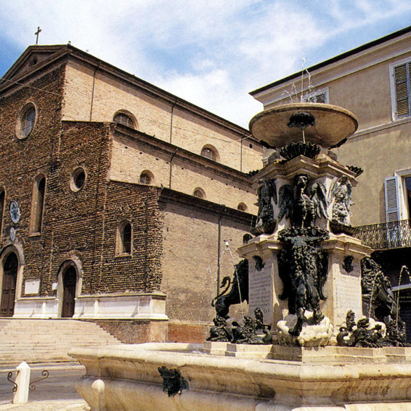 Cattedrale di Faenza e fontana monumentale